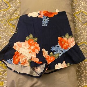 Short with zipper back and frill bottom